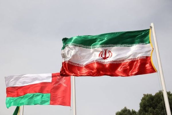 طهران تهدد بحظر السفن العسكرية في هرمز ضمن اتفاق مرتقب مع عُمان