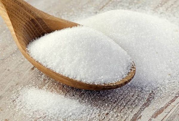 لهذا السبب يجب وضع ملعقة سُكّر في الحديقة بالأجواء الحارّة