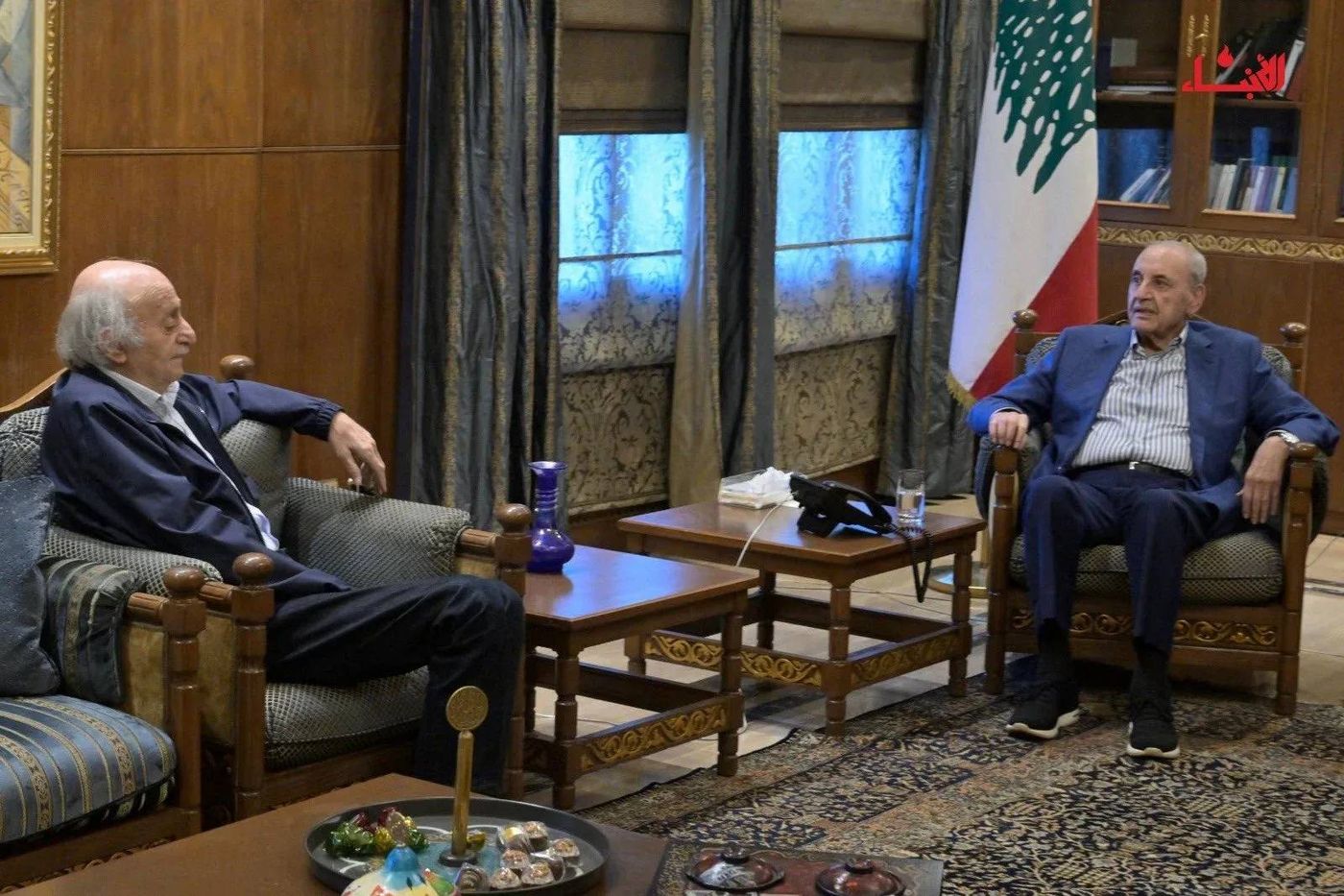 جنبلاط يقدم لبري نسخة من مذكراته