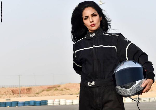 وسط سحابة من الغبار المنبعث.. سائقة "تفحيط" سعودية تتحدى الصورة النمطية