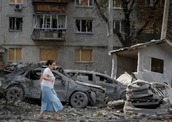 مقتل 3 وإصابة 7 في ضربة روسية استهدفت مستودعًا شمال شرقي أوكرانيا