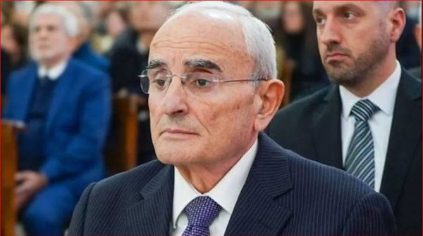 منسى يغادر الجلسة التشريعية بعد خلاف مع سلام