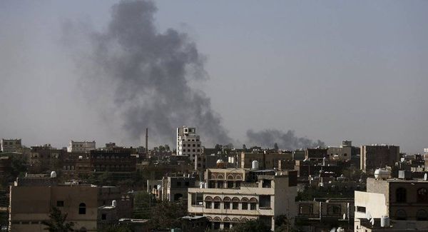 طيران التحالف يقصف مطار صنعاء والقاعدة الجوية بست غارات