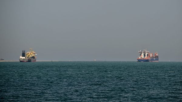 "وول ستريت جورنال": ناقلات نفط إيرانية عالقة في البحر تحت ضغط العقوبات الأميركية