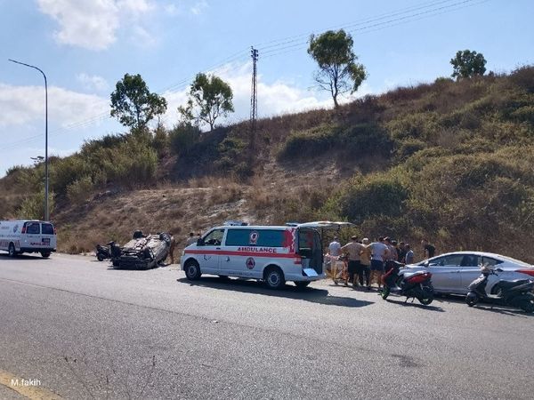 انقلاب سيارة من سفح الجبل إلى الأوتوستراد في محلة البيسارية أدى إلى إصابة شخصين وعملت فرق الإسعاف على نقلهما