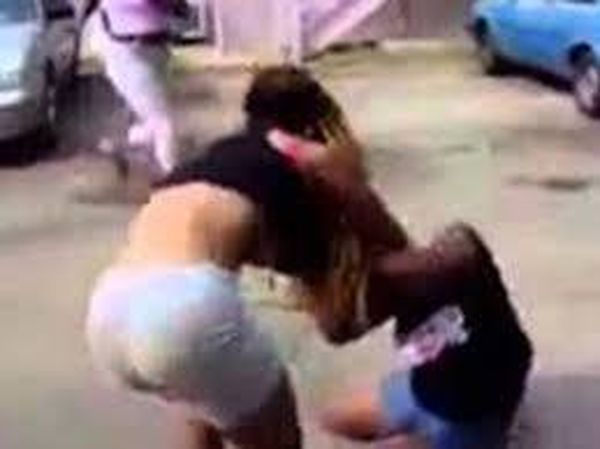 بالفيديو: شجار عنيف بين صديقتين على شاب أدى