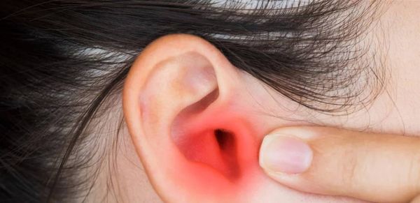 التهاب الأذن الوسطى الحاد عند الأطفال: متى يحتاج المضاد الحيوي؟