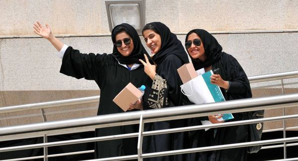 السعودية تطرح عباءات نسائية تتناسب مع ألوان الأندية للمشجعات