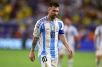بعد اعتزال ميسي... من هو القائد الجديد لمنتخب الأرجنتين؟