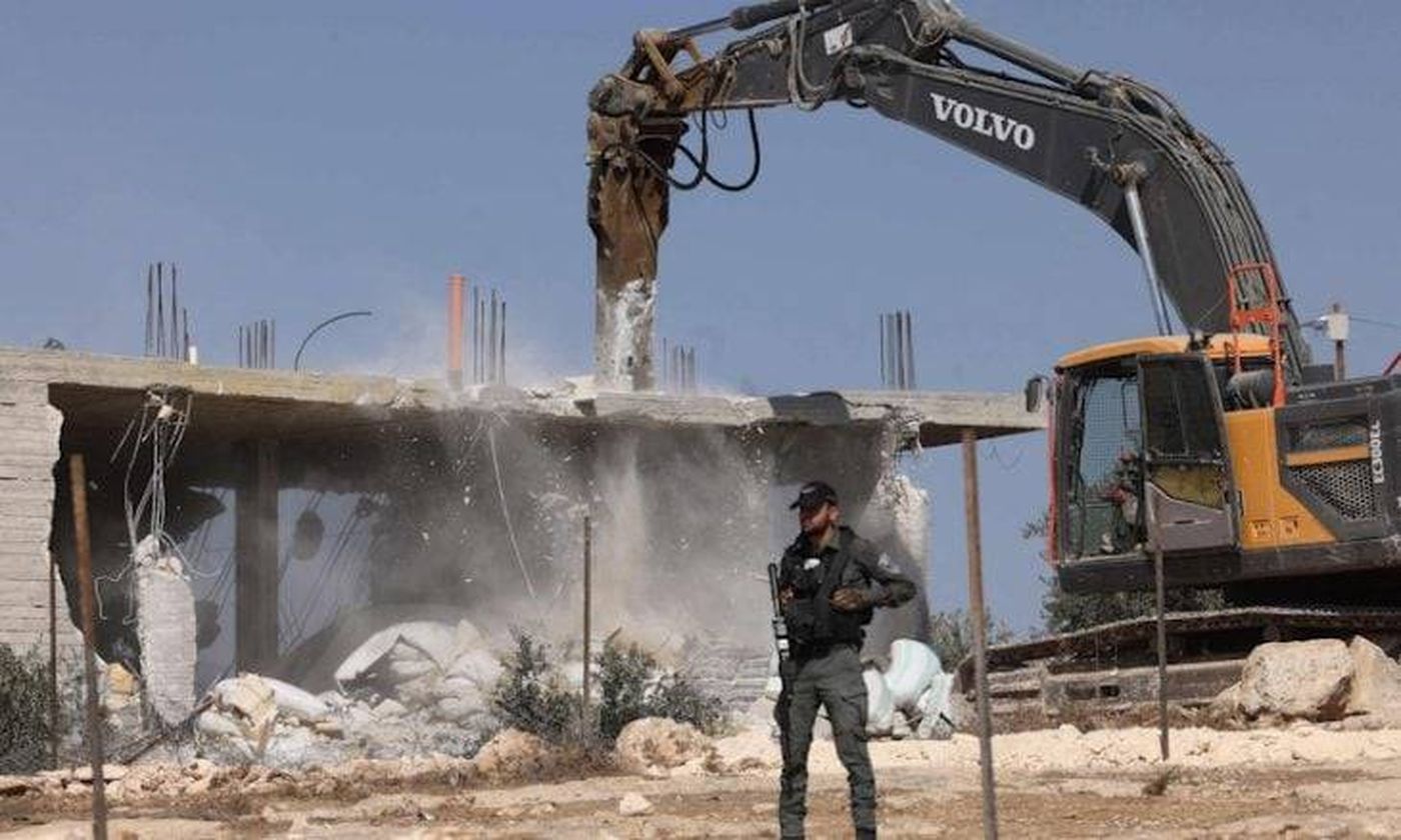 الاحتلال يهدم منزلاً فلسطينياً في الخليل