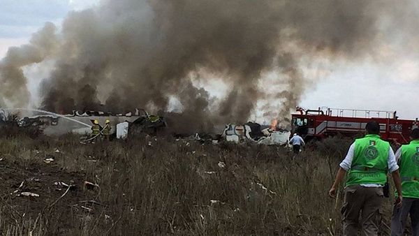 Se desploma avión en Durango, México, con cerca de 100 pasajeros a bordo