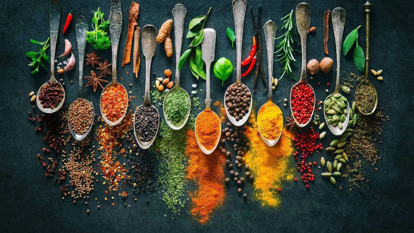 ليس البرتقال وحده... أعشاب وتوابل تحتوي على 
