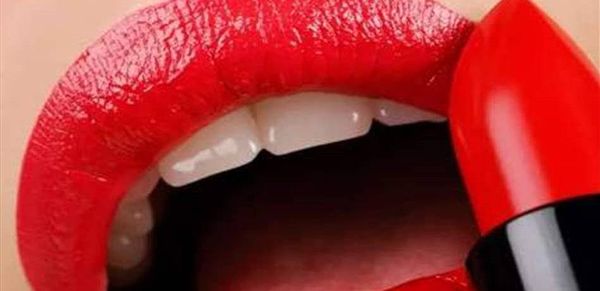 هكذا تحافظين على جمال شفاهك طوال العام