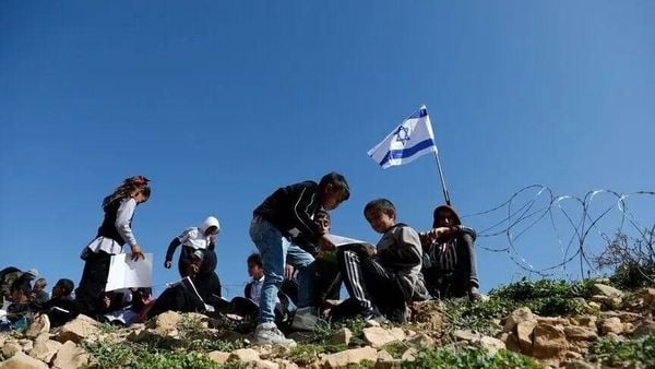 مستوطنون يستولون على حديقة في رام اللّه ويرفعون العلم الاسرائيلي
