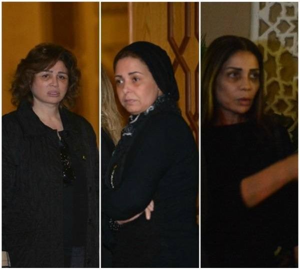 صور صادمة للنجمات في عزاء محمود عبد العزيز
