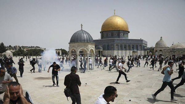 مواجهات في المسجد الأقصى بين مصلّين وقوات الأمن الإسرائيلية