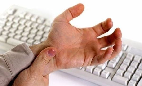 صحيًا.. هذا ما يسبّبه لكم العمل أمام الكمبيوتر
