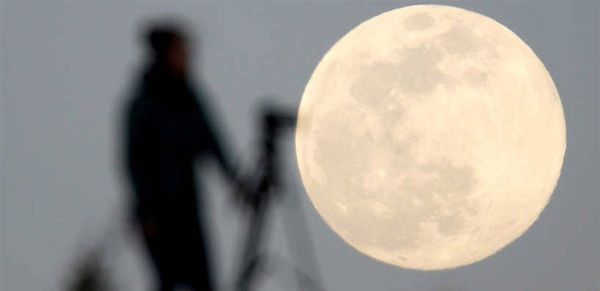 ناسا "راغبة" بشراء صخور من القمر!