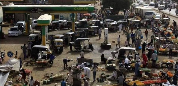 السودان يواجه أزمة وقود وتفاقم أزمة السيولة