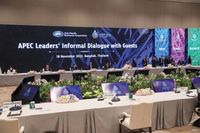 على هامش منتدى «أبيك» بن سلمان يلتقي ماكرون