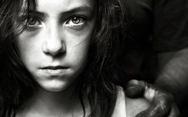 المهووس الجنسي .. والطفلة على السطح