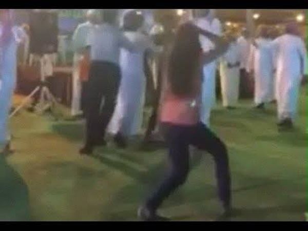 بالفيديو- فتاة تموت على المسرح وهي ترقص.. انظر ماذا فعل الشيخ بها!