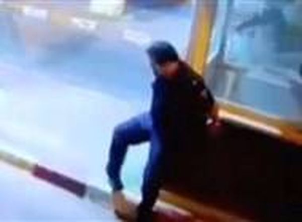 بالفيديو: شرطي إسباني يكسر قدمه أثناء محاولته عرقلة مهاجر هارب!