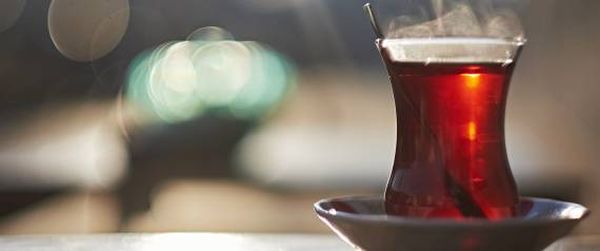 فكّ الحزام بعد الأكل وتناول الشاي والفاكهة.. 6 أمور احذروها بعد تناول الطعام