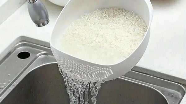 غسل الأرز قبل الطهي... عادة ضرورية أم خطوة يمكن الاستغناء عنها؟