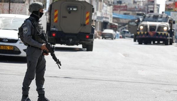 طعن في الأغوار.. الاحتلال يقتحم العوجا ويغلق مداخلها
