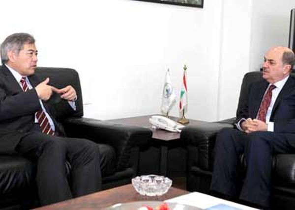 نظريان بحث التعاون مع سفراء