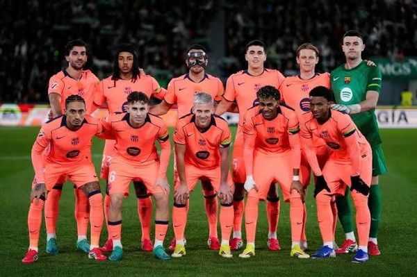 قرار مفاجىء... برشلونة يستعين باللباس البرتقالي
