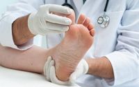 وخز بسيط قد يخفي مشكلة أكبر.. ما علاقة القدمين بفيتامين ب12؟