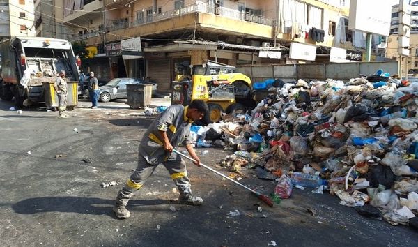 بعد إعادة فتح المعمل.. حملة مكثفة لرفع النفايات من شوارع صيدا