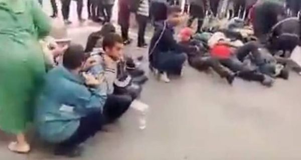 فيديو : محاولة انتحار جماعية لمعلمين مغاربة وسط الدار البيضاء!