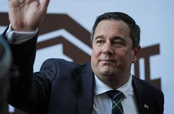 زعيم التحالف الديمقراطي يعلن عدم ترشحه حزبياً