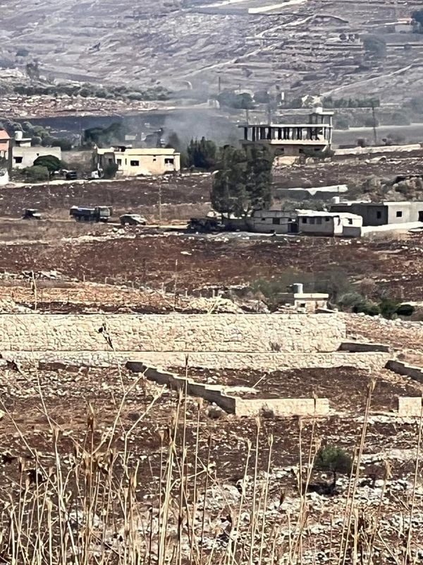 القوات الإسرائيلية تعمد إلى تفخيخ عدد من المنازل في محيط قلعة دوبيه، بعد توغلها من الأطراف الغربية لبلدة ميس الجبل