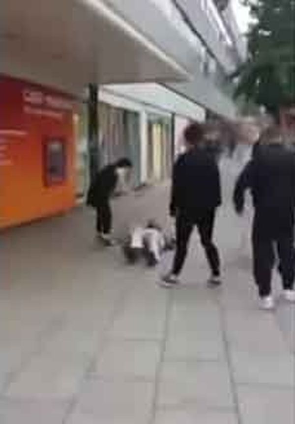 من العالم بالفيديو – بريطانية تضرب رجلاً مسناً وتبصق في وجهه! 
