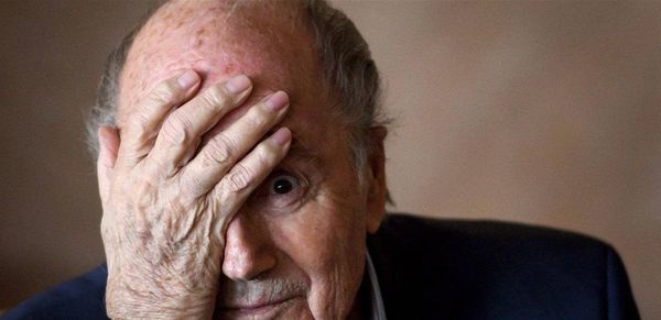 إدخال رئيس الفيفا السابق جوزيف بلاتر إلى المستشفى.. وهذا وضعه