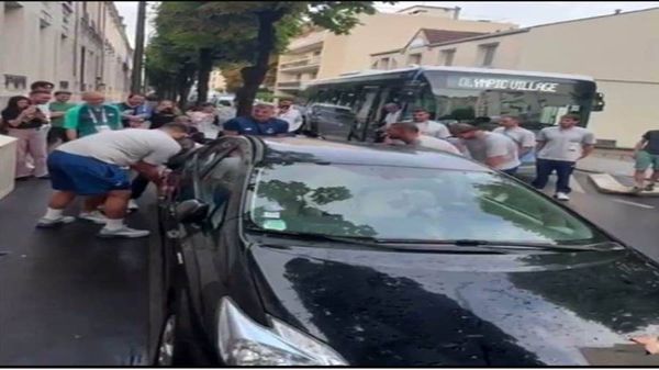 فوضى باريس تجبر فريق كرة ماء على حمل سيارة