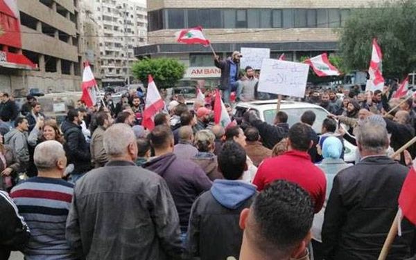 الـمقاربات الـحـكـوميّة ينسفها الـحراك الشعبي بسيناريوهــات تصعيديّة
رسائل خارجيّة للمسؤولين : أيّ حكومة لا تتماهى مع تطلعات اللبنانيين يعني الانهيار