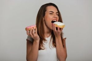 لماذا يتعرق البعض بعد تناول الحلوى؟