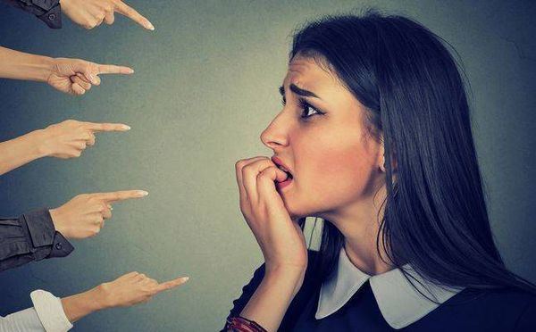أبرز أسباب وضع الاصبع في الفم عند الكبار!