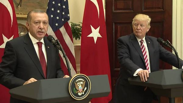 الادعاء الأميركي يتراجع .. اعتقال مسؤول ببنك تركي كان أحد أسباب الأزمة بين واشنطن وأنقرة