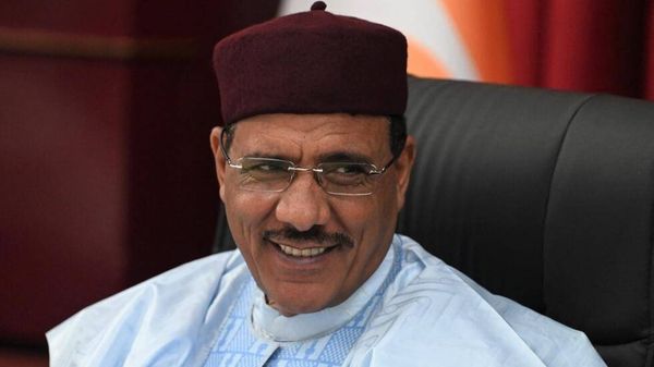 بعد أن حوصر في قصره... رئيس النيجر: الحرس الرئاسي يحاول الانقلاب