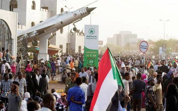 المحتجّون في السودان يُطالبون بانتقال فوري الى حكم مدني