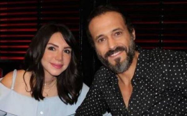 بالصور: موقف رومانسي بين نجم وزوجته في الملعب.. شاهدوا ماذا حصل
