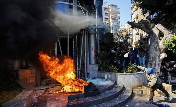 رغم مشاهد التكسير والحرق.. مرجع سياسي كبير نصح المصارف بعدم التمادي في الإضراب