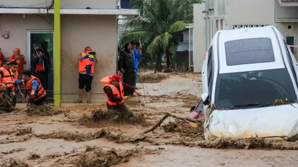 ارتفاع حصيلة الفيضانات في إندونيسيا إلى 950 قتيلا و5 آلاف مصاب