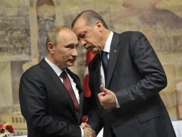بالفيديو.. أردوغان يركل بوتين!